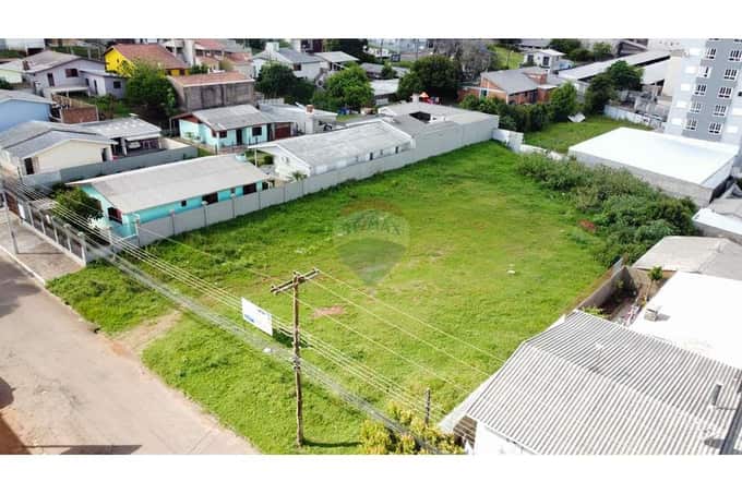 Ótimo terreno com 1800m2 em local alto e plano na Petrópolis - frente ao hotel Travelling