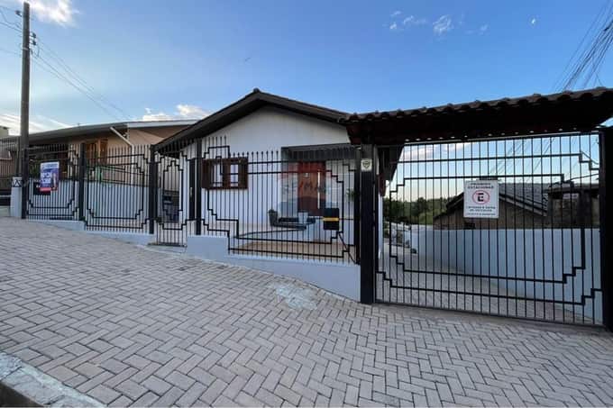 Casa 2 dormitórios com Amplo pátio