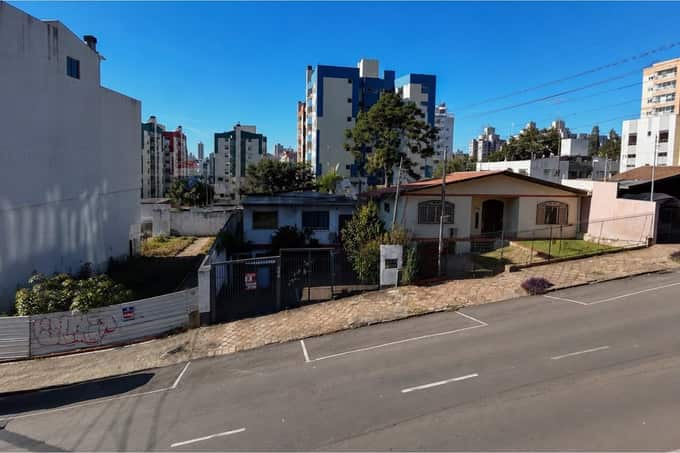 Casa de Dois Pavimentos para uso Comercial – A uma quadra do Hospital de Clínicas