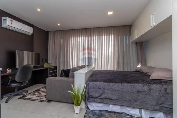 Studio Mobiliado no Centro com Sacada e uma Vista Privilegiada